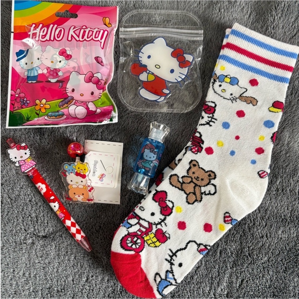 Hello Kitty Bundle - Picture 2 of 13